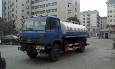 東風11噸灑水車與壓縮垃圾車 城市環衛的雙重保障